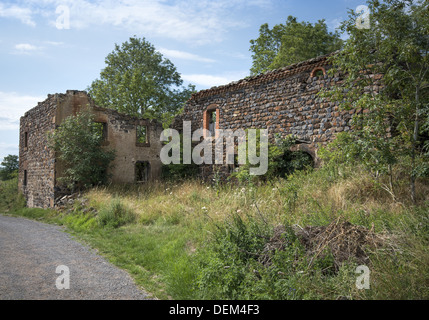 Une ancienne ferme située sur le GR65 l'itinéraire, le Chemin de Saint Jacques dans le Chénier, France Banque D'Images