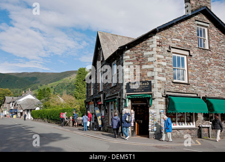 Gens touristes visiteurs marcheurs et magasins dans le village de Grasmere En été Lake District Cumbria Angleterre Royaume-Uni GB Grande-Bretagne Banque D'Images