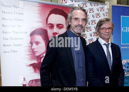 Athènes, Grèce. 20e Août, 2013. Acteur Jeremy Irons et réalisateur Bille August assister à la première de ''Train de nuit pour Lisbonne'' à Athènes Music Hall. Aristidis Crédit : Vafeiadakis ZUMAPRESS.com/Alamy/Live News Banque D'Images