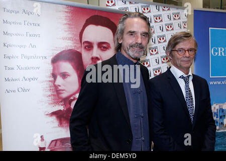 Athènes, Grèce. 20e Août, 2013. Acteur Jeremy Irons et réalisateur Bille August assister à la première de ''Train de nuit pour Lisbonne'' à Athènes Music Hall. Aristidis Crédit : Vafeiadakis ZUMAPRESS.com/Alamy/Live News Banque D'Images