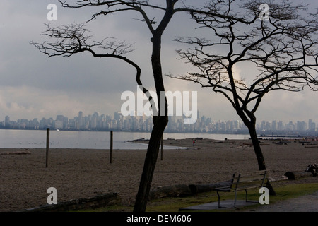 Banc de Parc et Plage de sable avec de l'eau et Skyline en arrière-plan, Vancouver, British Columbia, Canada Banque D'Images