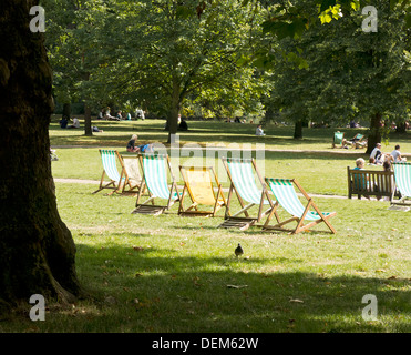 Transats à St James Park,s à Londres lors d'une journée ensoleillée Banque D'Images