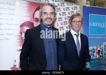 Athènes, Grèce. 20e Août, 2013. Acteur Jeremy Irons et réalisateur Bille August assister à la première de ''Train de nuit pour Lisbonne'' à Athènes Music Hall. Aristidis Crédit : Vafeiadakis ZUMAPRESS.com/Alamy/Live News Banque D'Images