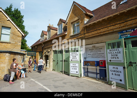 Entrée du village modèle Exposition Kingham Cotswolds Gloucestershire UK Banque D'Images