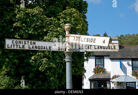 Gros plan de la vieille route panneau de signalisation en été Elterwater Cumbria Lake District National Park England UK Royaume-Uni GB Grande-Bretagne Banque D'Images