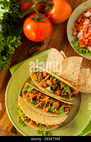 Tacos au boeuf au sol fait maison avec salade, tomate, fromage et Banque D'Images