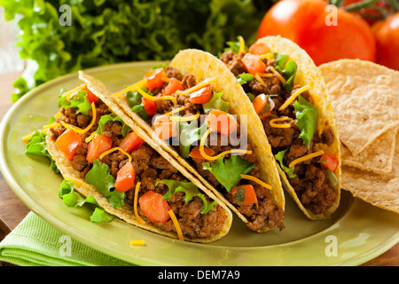 Tacos au boeuf au sol fait maison avec salade, tomate, fromage et Banque D'Images