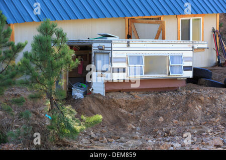 Coal Creek Canyon, Colorado. 20 septembre 2013. Une semaine après les pluies ont atteint des proportions bibliques de Californie, l'autoroute 72, un camping-car se trouve dans la boue sur la propriété d'une maison qui a été épargnée par les inondations. Credit : Ed Endicott/Alamy Live News Banque D'Images