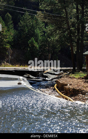 Coal Creek Canyon, Colorado. 20 septembre 2013. Une semaine après les pluies ont atteint des proportions bibliques de Californie, l'autoroute 72, la route de cicatrices et d'infrastructures exposés deviennent apparents. Credit : Ed Endicott/Alamy Live News Banque D'Images