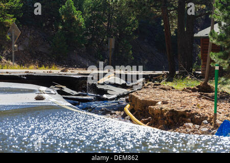 Coal Creek Canyon, Colorado. 20 septembre 2013. Une semaine après les pluies ont atteint des proportions bibliques de Californie, l'autoroute 72, la route de cicatrices et d'infrastructures exposés deviennent apparents. Credit : Ed Endicott/Alamy Live News Banque D'Images