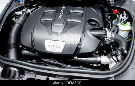 Porsche Cayenne 3.0 V6 diesel sous le capot du moteur Banque D'Images