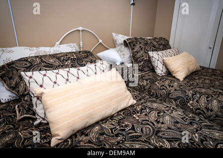 Deux lits faits avec des couvre-lits et oreillers paisley Banque D'Images