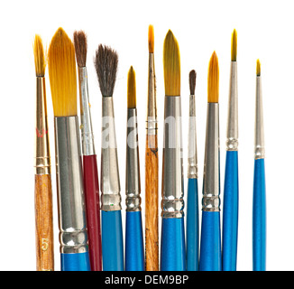 Différentes tailles de pinceaux sur fond blanc Banque D'Images