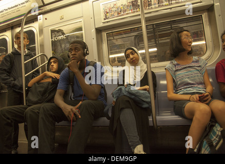 Culturel multiethnique et groupe de jeunes prendre le métro de la ville de New York à Manhattan. Banque D'Images