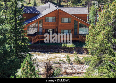 Estes Park, Colorado. 20 septembre 2013. Après l'inondation est évident le long de la rivière Fall entre Estes Park et Rocky Mountain National Park. Les eaux de crue ont reculé au cours de la semaine dernière, l'exposition de dommages. Credit : Ed Endicott/Alamy Live News Banque D'Images