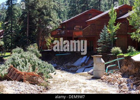 Estes Park, Colorado. 20 septembre 2013. Après l'inondation est évident le long de la rivière Fall entre Estes Park et Rocky Mountain National Park. Les eaux de crue ont reculé au cours de la semaine dernière, l'exposition de dommages. Credit : Ed Endicott/Alamy Live News Banque D'Images