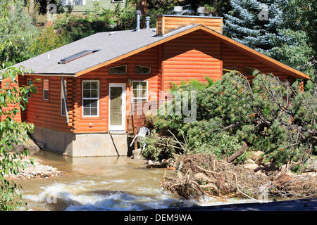 Estes Park, Colorado. 20 septembre 2013. Après l'inondation est évident le long de la rivière Fall entre Estes Park et Rocky Mountain National Park. Les eaux de crue ont reculé au cours de la semaine dernière, l'exposition de dommages. Credit : Ed Endicott/Alamy Live News Banque D'Images