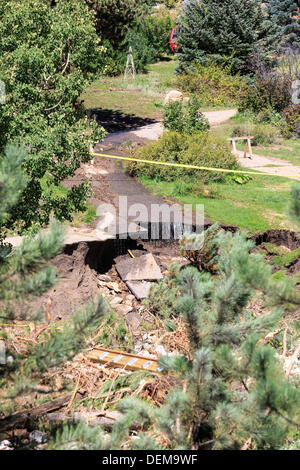 Estes Park, Colorado. 20 septembre 2013. Après l'inondation est évident le long de la rivière Fall entre Estes Park et Rocky Mountain National Park. Les eaux de crue ont reculé au cours de la semaine dernière, l'exposition de dommages. Credit : Ed Endicott/Alamy Live News Banque D'Images