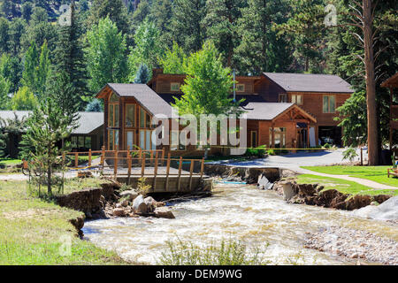 Estes Park, Colorado. 20 septembre 2013. Après l'inondation est évident le long de la rivière Fall entre Estes Park et Rocky Mountain National Park. Les eaux de crue ont reculé au cours de la semaine dernière, l'exposition de dommages. Credit : Ed Endicott/Alamy Live News Banque D'Images