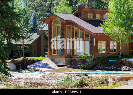 Estes Park, Colorado. 20 septembre 2013. Après l'inondation est évident le long de la rivière Fall entre Estes Park et Rocky Mountain National Park. Les eaux de crue ont reculé au cours de la semaine dernière, l'exposition de dommages. Credit : Ed Endicott/Alamy Live News Banque D'Images