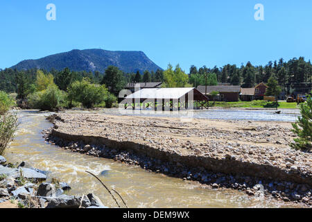 Estes Park, Colorado. 20 septembre 2013. Après l'inondation est évident le long de la rivière Fall entre Estes Park et Rocky Mountain National Park. Les eaux de crue ont reculé au cours de la semaine dernière, l'exposition à l'Elkhorn dommages d'équitation. Credit : Ed Endicott/Alamy Live News Banque D'Images