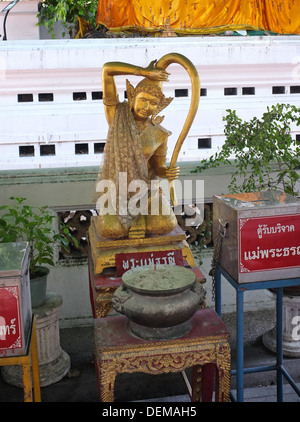 Phra Mae Thorani (déesse de la Terre) statue temple bouddhiste à Bangkok Banque D'Images