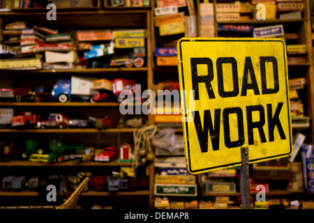 Un 'road : sign in front of vintage toys dans une boutique d'antiquités de Pittsburgh. Vintage toy camions sur les étagères. Banque D'Images