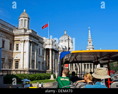 Vue de la Galerie Nationale et de Saint Martin-dans-le-champs à partir d'open top bus de tourisme, Londres, Angleterre, Royaume-Uni Banque D'Images