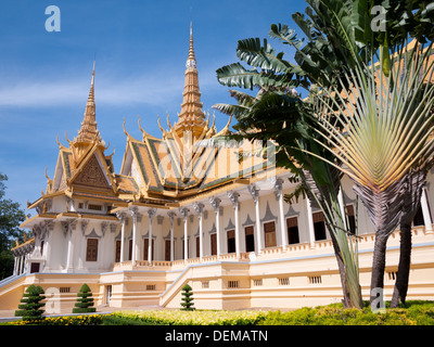 Une vue de côté de la salle du trône sur le terrain du Palais Royal à Phnom Penh, Cambodge. Banque D'Images