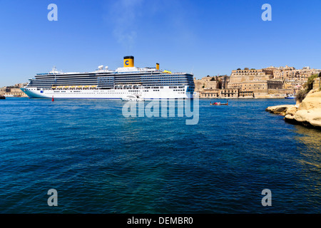 "Costa Deliziosa" bateau de croisière dans le Grand Port. La Valette, Malte. Banque D'Images