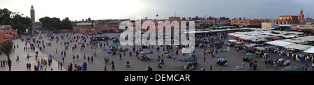 Vue panoramique de la restauration à Djemma el Fna et la Koutobia mosque tower à Marrakech, Maroc Banque D'Images