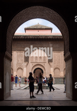 Les touristes visitant la cour medersa Ben Youssef à Marrakech, Maroc Banque D'Images