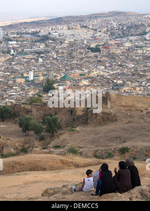 Groupe de personnes sur une colline dominant la médina de Fès, Maroc Banque D'Images
