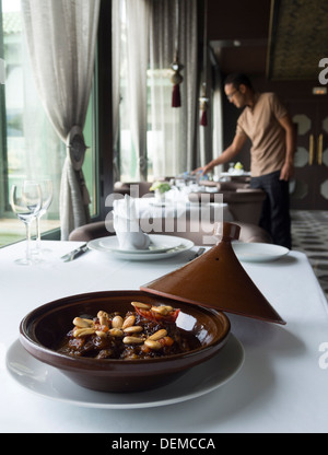 Plat à tagine marocain traditionnel sur table de restaurant Banque D'Images
