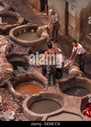 Les hommes qui travaillent à l'Chouwara tannerie à Fez, Maroc Banque D'Images