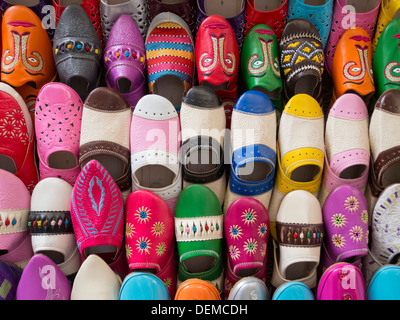 Babouches colorés Chaussons en cuir à vendre au Maroc Banque D'Images
