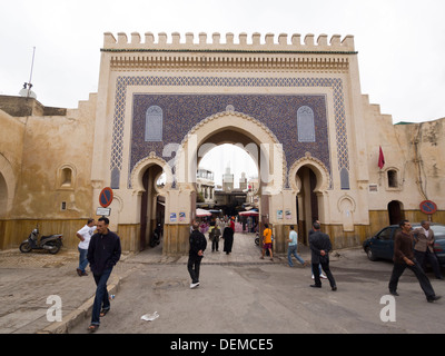 La porte Bab Bou Jeloud à la médina de Fès, Maroc Banque D'Images