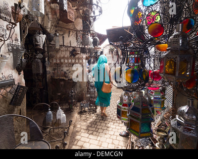 Vue arrière d'une femme portant un hijab dans les rues du souk à Marrakech, Maroc Banque D'Images