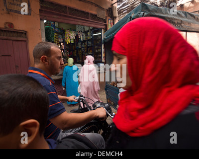 Femme arabe portant un hijab dans les rues animées de Marrakech, Maroc Banque D'Images