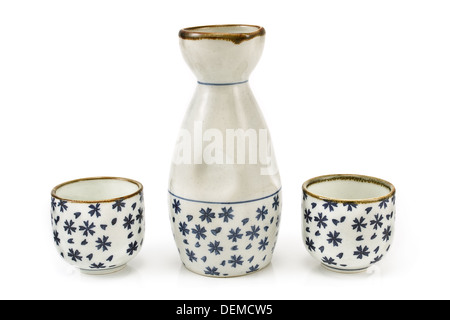 Vase en porcelaine antique et tasses isolated on white Banque D'Images