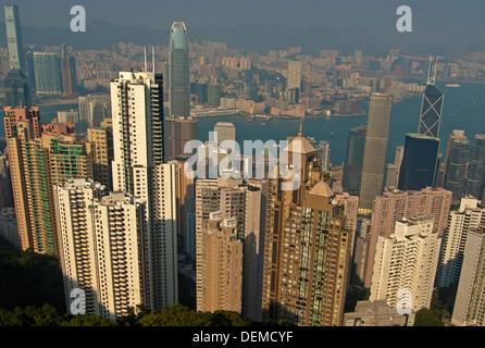 Vue sur les gratte-ciel dans le centre de district et le port de Victoria à Kowloon, Hong Kong Banque D'Images