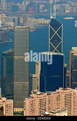 L'augmentation des bâtiments de grande entreprise et la Tour de la Banque de Chine dans le quartier central contre le Port Victoria, Hong Kong Banque D'Images