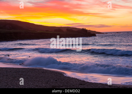 Coucher de soleil depuis la plage de Porthmeor à St Ives, Cornwall, UK. Banque D'Images