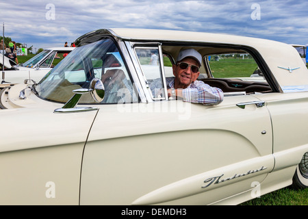 Kenneth Lee, retraité, retraité, assis dans sa Ford Thunderbird 1960 Banque D'Images