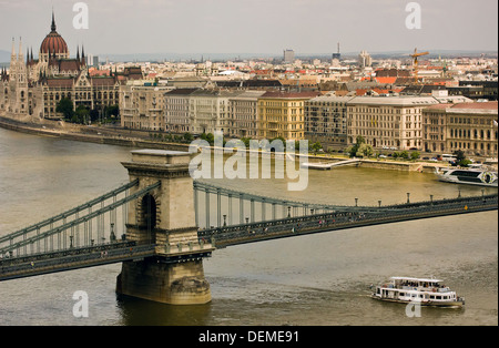 Une vue sur le Danube de la lutte contre les ravageurs pris par les banques de Buda, Budapest, Hongrie. Banque D'Images