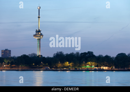 La tour Euromast au crépuscule à Rotterdam, Pays-Bas, vue sur la rivière. Banque D'Images