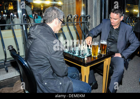 Belfast, en Irlande du Nord, 20 septembre 2013 - Deux hommes boivent de la bière et jouer aux échecs sur le trottoir à l'extérieur de l'oreille lors de la culture de tissu Belfast nuit. Crédit : Stephen Barnes/Alamy Live News Banque D'Images