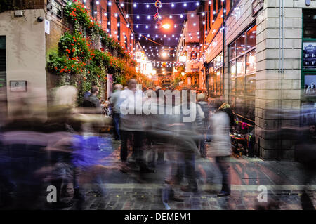 Belfast, en Irlande du Nord, 20 septembre 2013 - Des centaines de personnes depuis l'usine le duc d'York lors de la Culture de Belfast nuit. Crédit : Stephen Barnes/Alamy Live News Banque D'Images