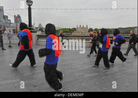 Southbank, Londres, Royaume-Uni. 21 septembre 2013. Un groupe exécutant le Great Gorilla exécuté sur la rive sud. Crédit : Matthieu Chattle/Alamy Live News Banque D'Images