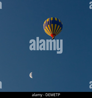 Croissant de lune et hot air balloon on blue sky Banque D'Images